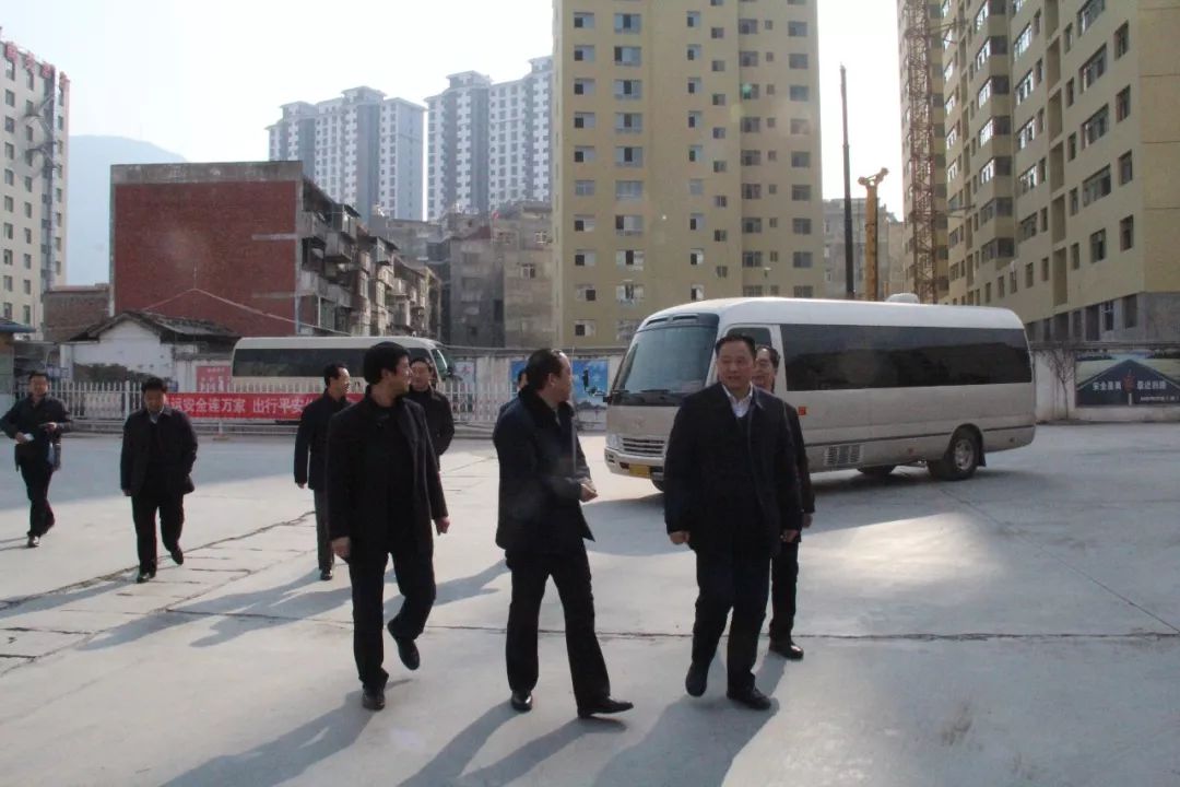 隴南市委常委、常務(wù)副市長(zhǎng)張慶宏、副市長(zhǎng)徐世林、市人大副主任陳榮等一行深入隴運(yùn)集團(tuán)公司武都汽車站開展春節(jié)前走訪慰問(wèn)活動(dòng)