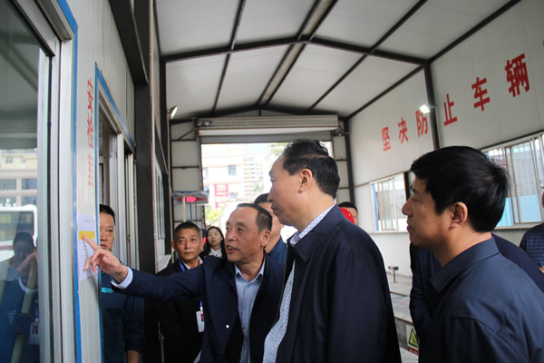 市安委辦主任、安監(jiān)局局長(zhǎng)李永宏一行到隴運(yùn)集團(tuán)公司檢查指導(dǎo)工作