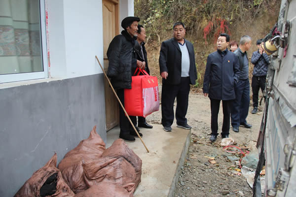 隴運(yùn)集團(tuán)公司開展“解難題、辦實(shí)事、送溫暖”主題黨日活動(dòng)